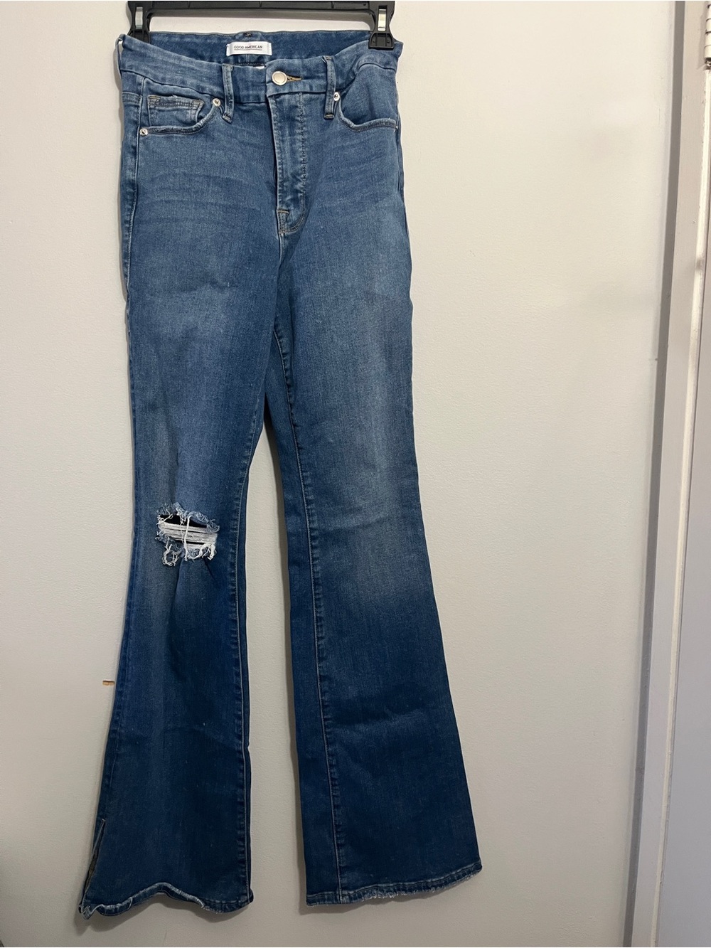 Good American Distressed Flare Jeans in Medium Blue Size 6/28
